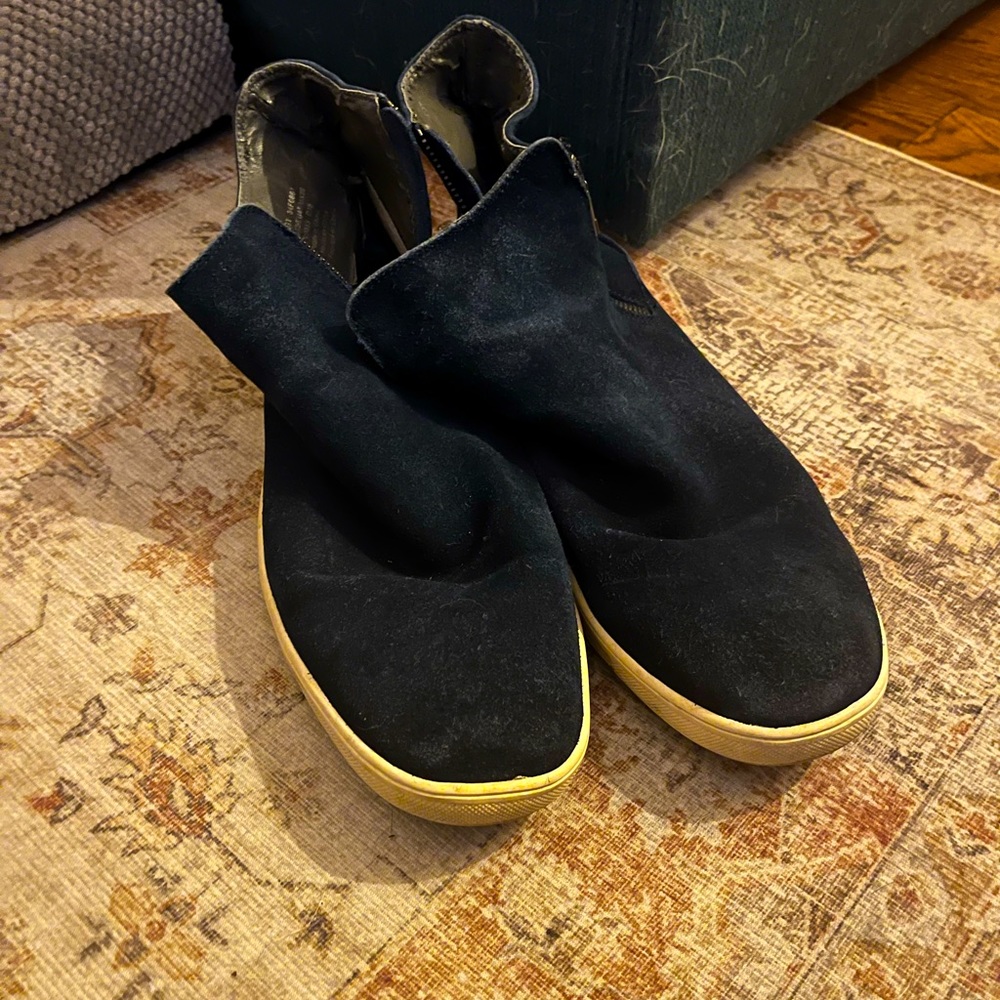 Men’s Calvin Klein suede navy sneaker, size 12